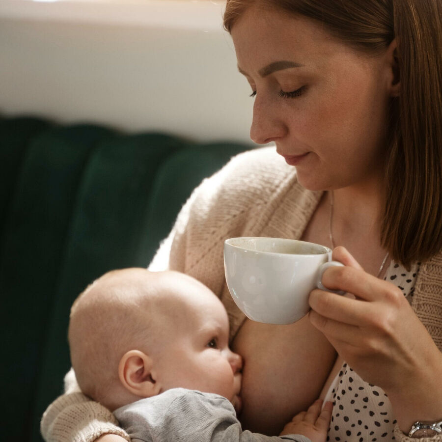 Imagem mae-tomando-cha-enquanto-amamenta