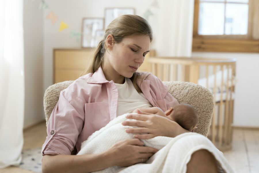 Imagem mae-com-bebe-no-colo-preocupada