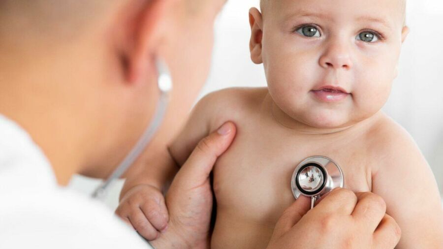 Imagem 16-9-bebe-com-refluxo-examinado-por-medico
