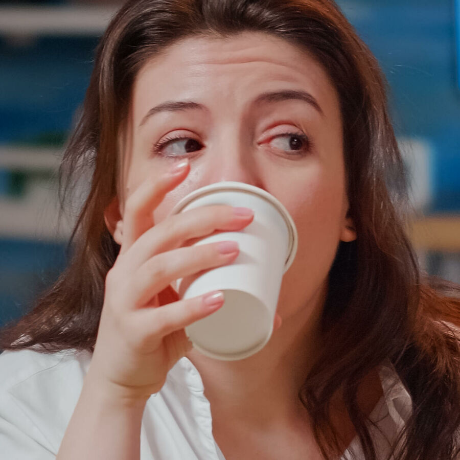 Imagem mulher-de-negocios-comendo-fast-food-e-bebendo-no-sofa