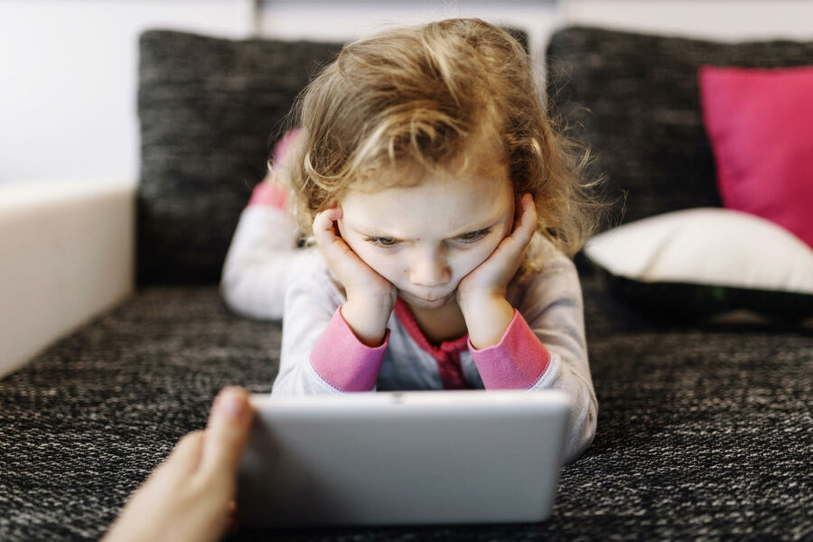 Imagem thoughtful-girl-watching-video-tablet