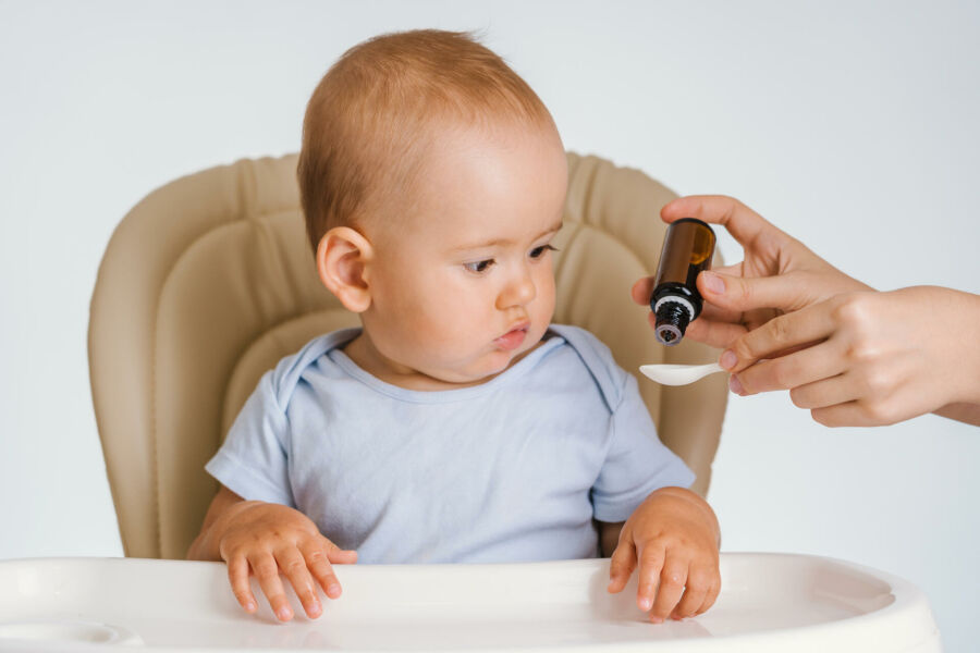 Imagem bebe-observando-o-peobiotico-sendo-servido-na-colher