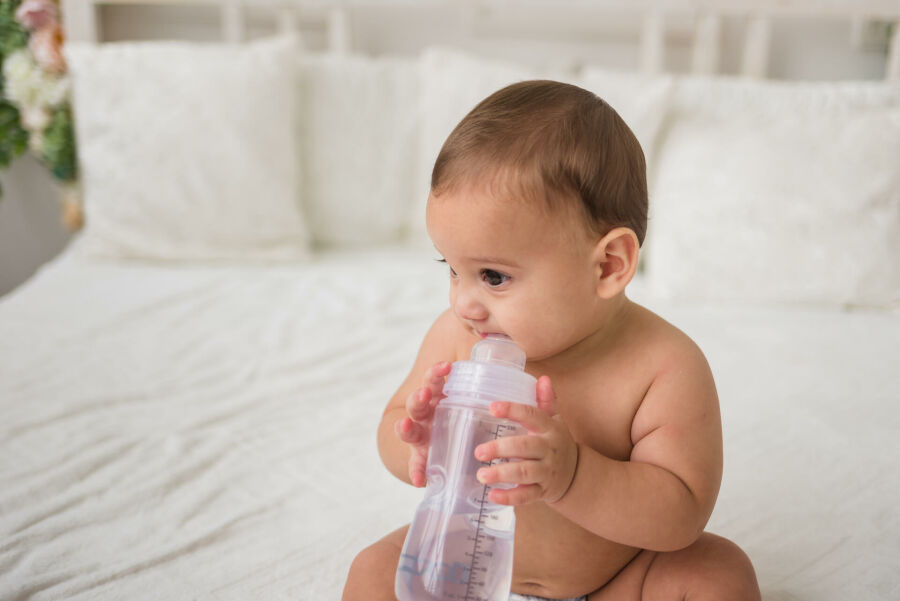 Imagem bebe-com-mamadeira-de-agua
