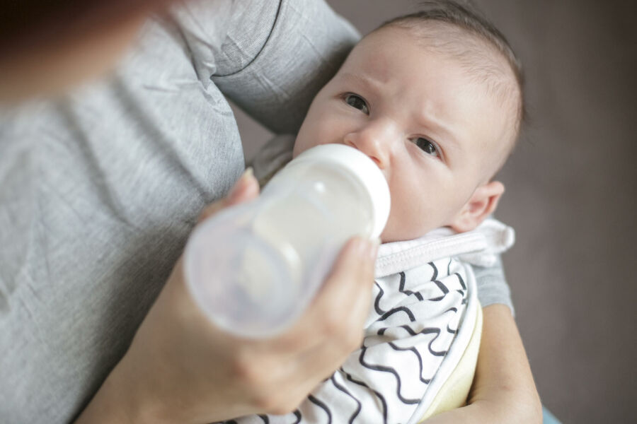 Imagem bebe-tomando-na-mamadeira