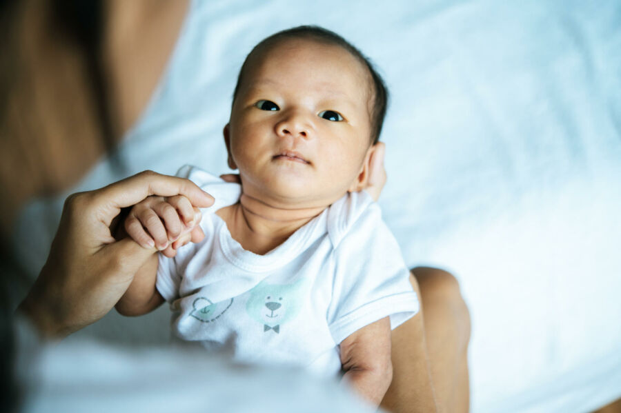 Imagem bebe-com-olhar-disperso