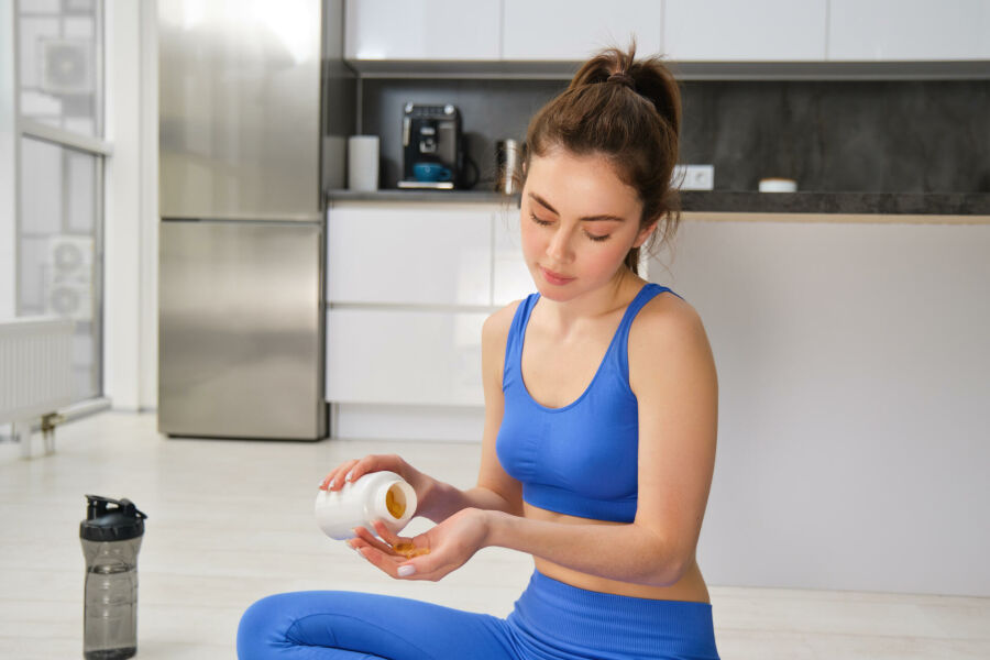 Imagem retrato-de-uma-mulher-bonita-e-saudavel-tomando-suplementos-dieteticos-de-vitaminas-para-musculos-e