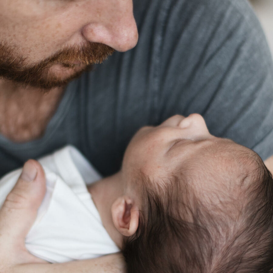 Imagem pai-acolhendo-bebe-com-refluxo