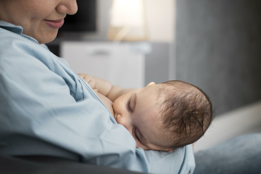 Imagem mom-gently-breast-feeding-her-child