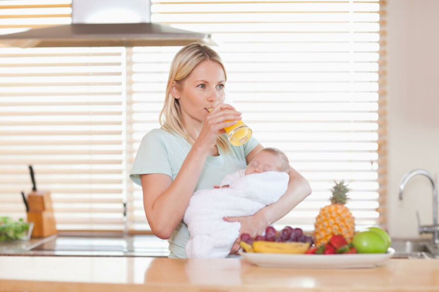 Imagem mae-bebendo-suco