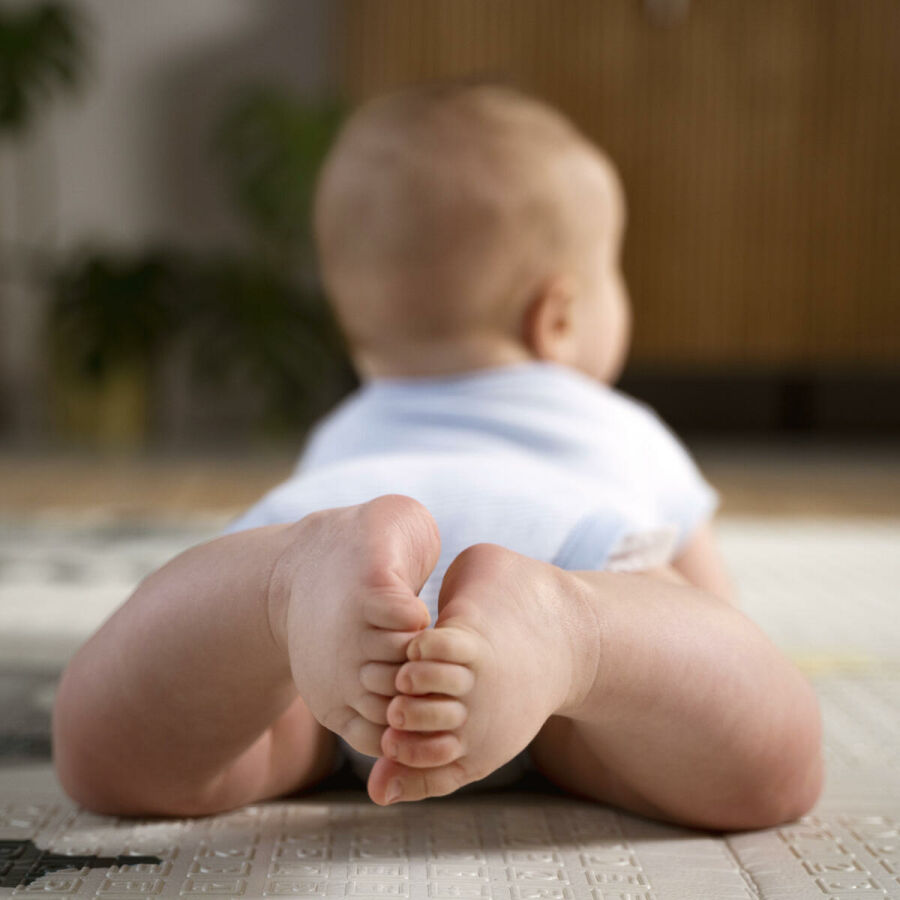 Imagem bebe-no-chao-em-momento-tummy-time