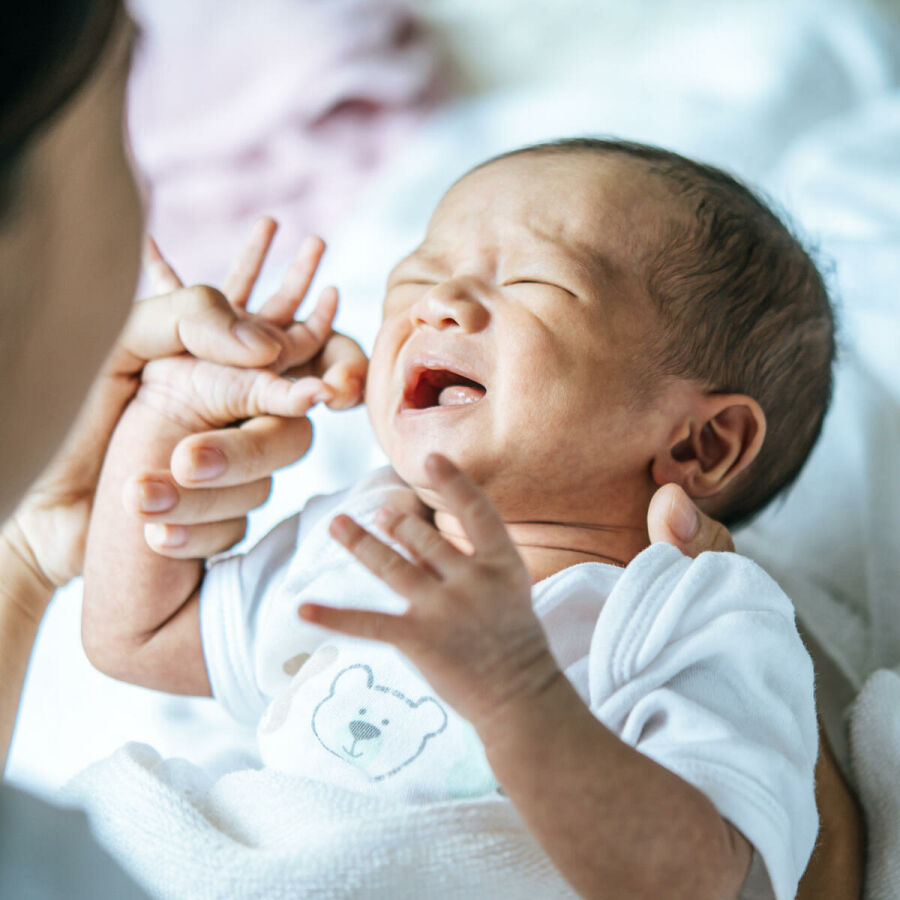 Imagem bebe-recem-nascido-usava-um-branco-e-chorou-nos-bracos-da-mae