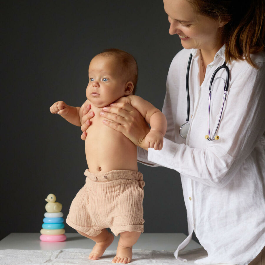 Imagem medica-sorridente-segurando-seu-bebe-pediatra-realizando-um-exame-de-saude-garantindo-cuidados-medicos-adequados-e-diagnostico