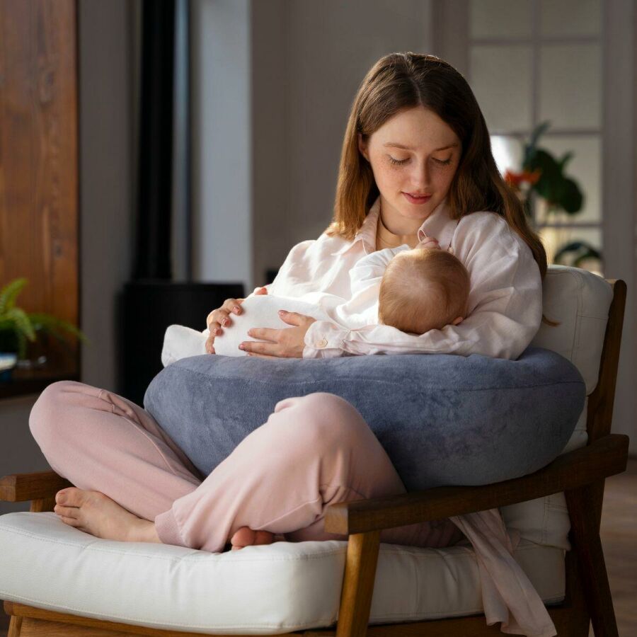 Imagem mae-amamenta-seu-bebe-em-casa