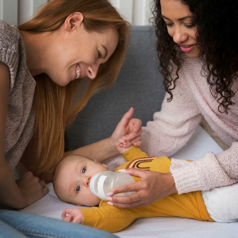 Imagem mae-observa-bebe-se-alimentando