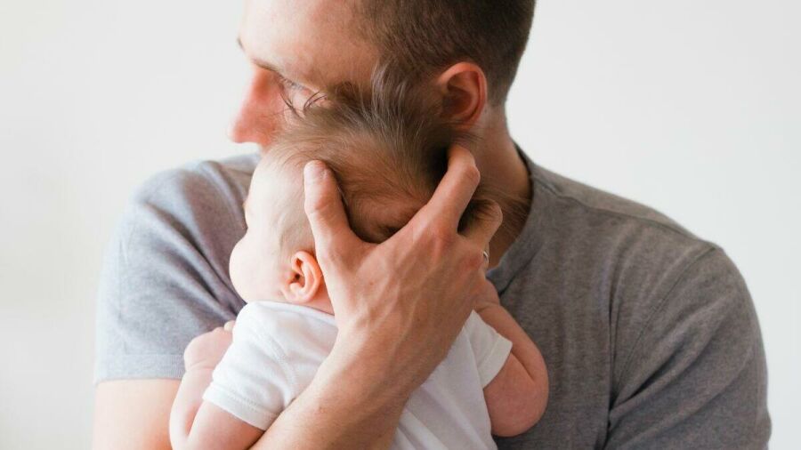 Imagem 16-9-pai-acalma-bebe-chorando