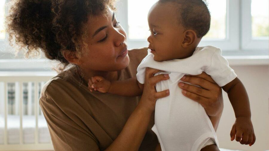 Imagem 16-9-mae-incentiva-movimentacao-do-bebe-com-torcicolo-congenito