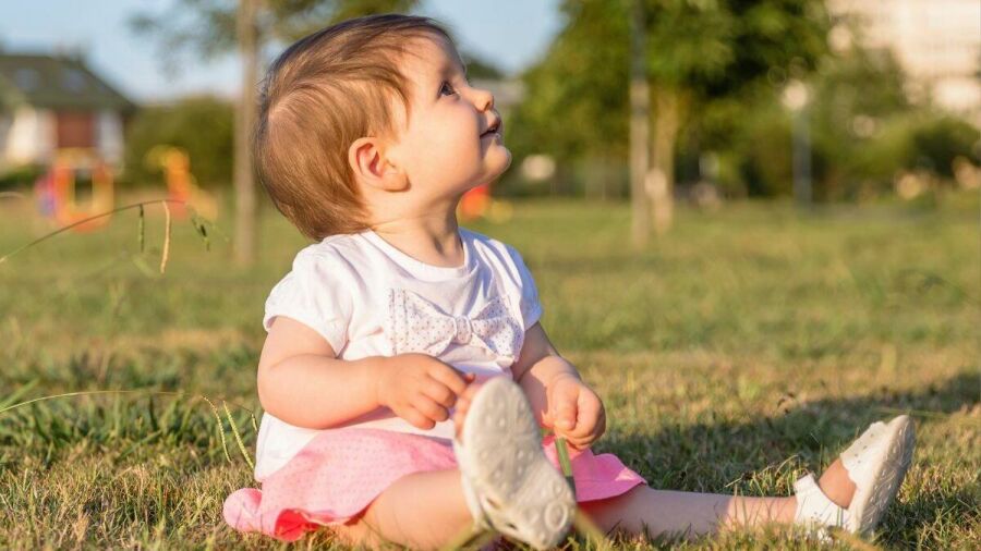 Imagem bebe-brincando-ao-ar-livre-16-9