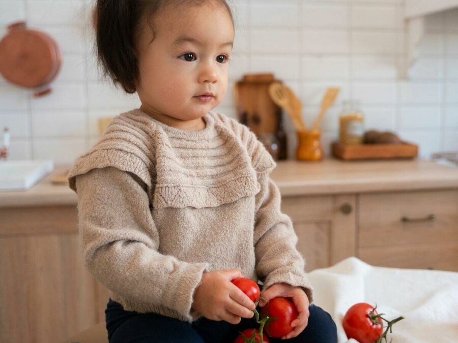 Imagem 16-9-bebe-comendo-fruta-tomate