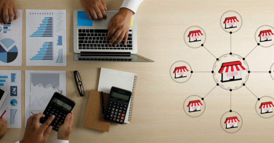 Investidor levantando dados e informações para abrir microfranquia. Reprodução: Internet