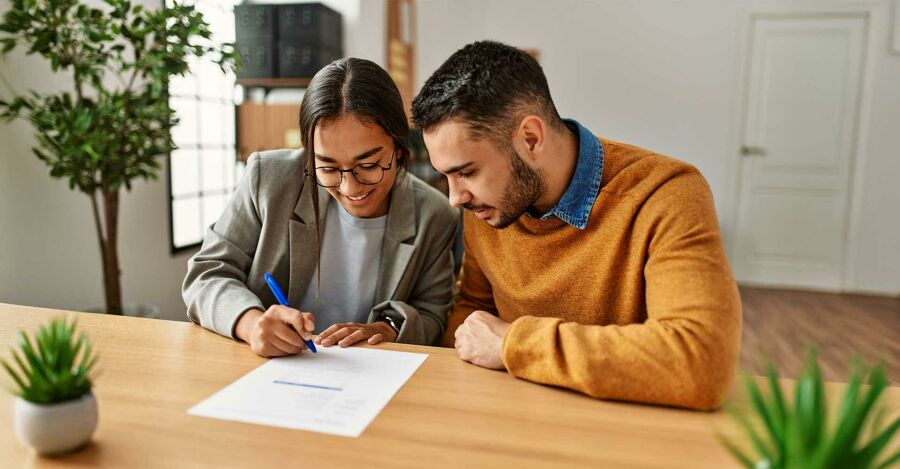 Casal de empreendedores assinando contrato de Franquia de Limpeza. Reprodução: Internet