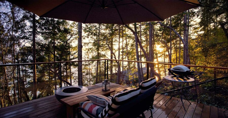 Varanda limpa e aconchegante de Airbnb. Reprodução: Internet