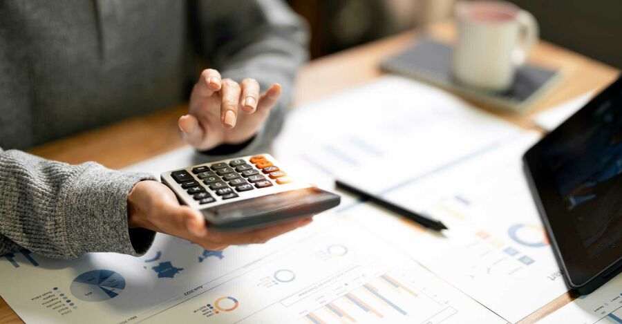 Mulher fazendo cálculos de investimento em sua franquia. Reprodução: Internet