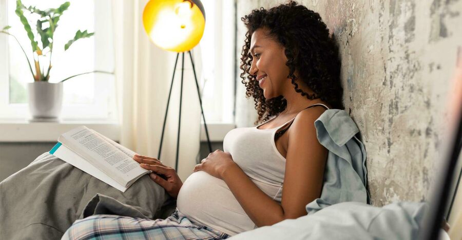 Imagem gravida-lendo-livro