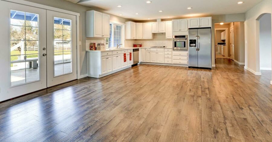 Como limpar corretamente seu piso laminado. Reprodução: Internet