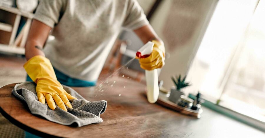 Profissional de limpeza de uma franquia de serviços de limpeza. Reprodução: Internet