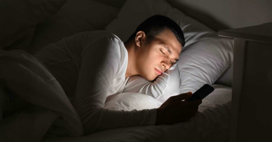 Pegar o celular ao acordar pode aumentar a ansiedade, por isso é importante evitar! Reprodução: Internet