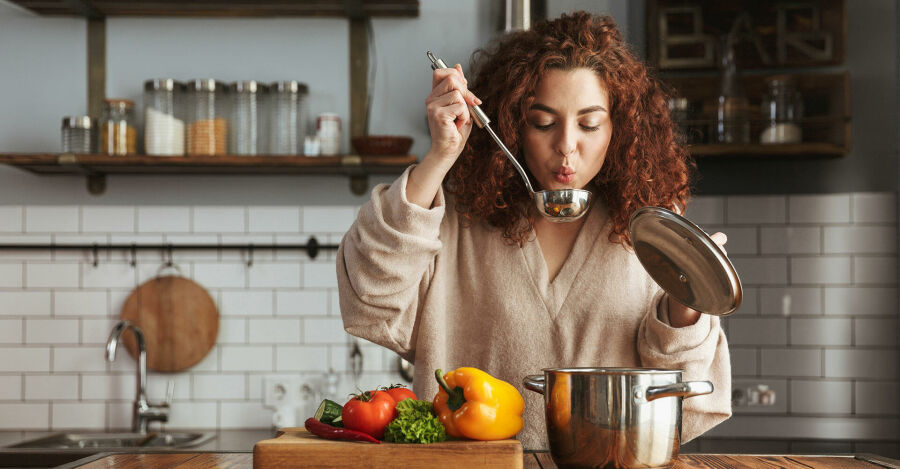 Lavar a louça enquanto cozinha mostra que você é uma pessoa responsável com as tarefas do dia a dia. Reprodução: Internet