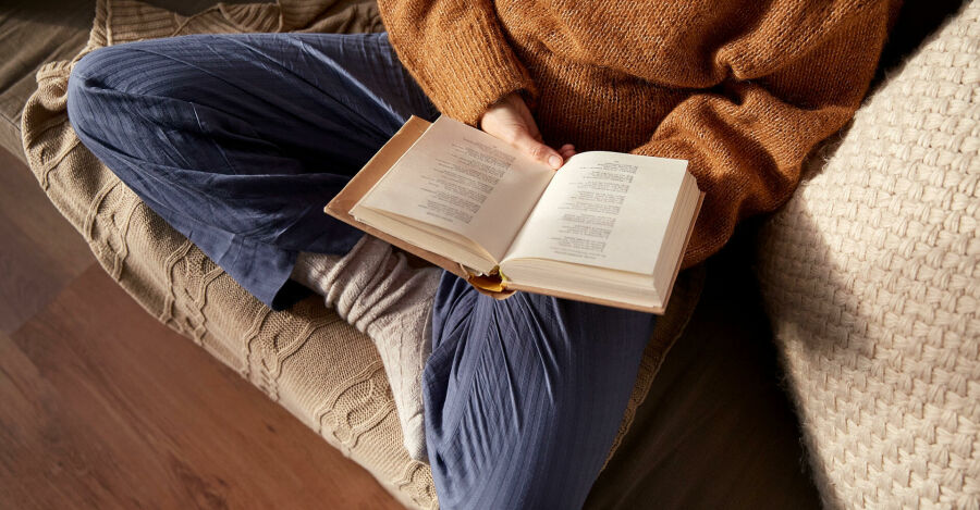 Ler também ajuda a reduzir o estresse, estimula a imaginação e fortalece a memória. Reprodução: Internet