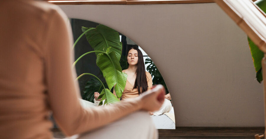 Assim como cuidar da alimentação ou praticar exercícios faz bem para a saúde mental, cultivar momentos de silêncio também é uma forma de autocuidado. Reprodução: Internet