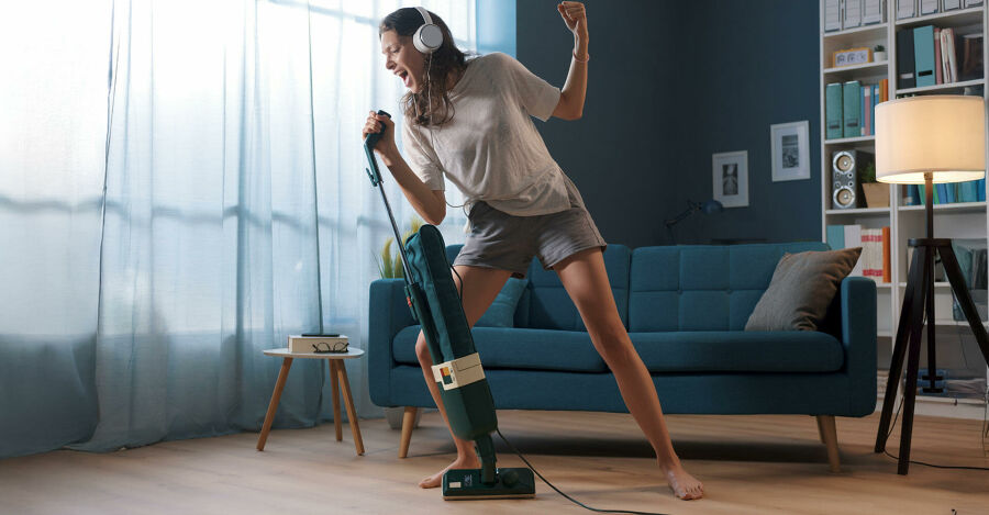 Faxina com música é terapia em dobro. Reprodução: Internet