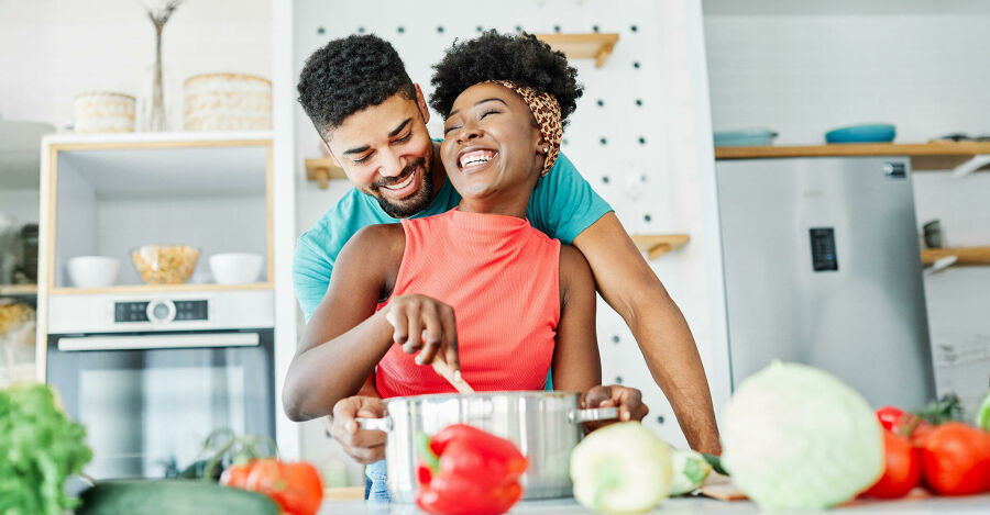 Cozinhar com a pessoa que você ama fortalece vínculos e estimula a cooperação. Reprodução: Internet
