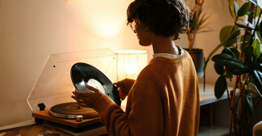 Estudos comprovam que estímulos sonoros podem afetar diretamente o nosso humor e até a nossa concentração. Reprodução: Internet