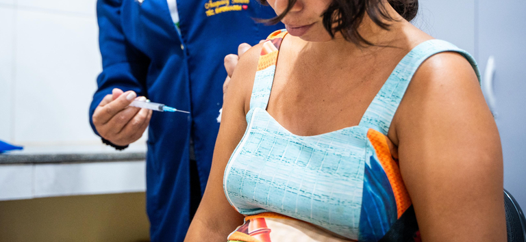 Imagem de compartilhamento para o artigo Sábado é dia de vacinar contra dengue e covid-19 em Alcinópolis da MS Todo dia