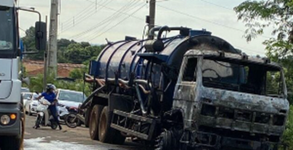 Imagem de compartilhamento para o artigo Caminhão da família de acusado de feminicídio é incendiado em Água Clara da MS Todo dia
