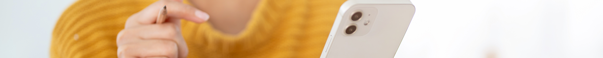 Foto pessoa usando o celular