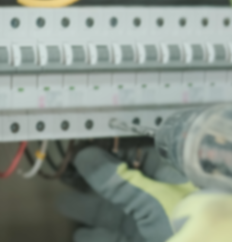 Profissional instalando disjuntores