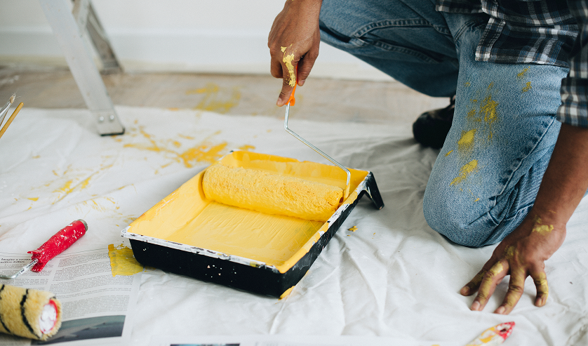Imagem pintando uma parede