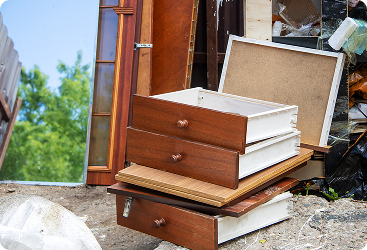 Gavetas quebradas empilhadas.