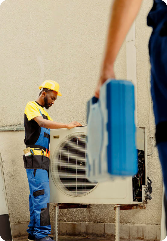 Man som utför underhåll på luftkonditionering