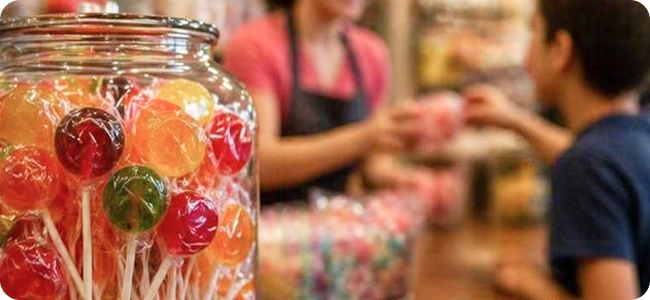 Atendente de lojas de doces realizando uma venda