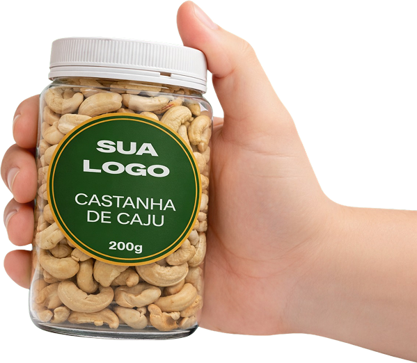 Mão segurando embalagem de castanhas