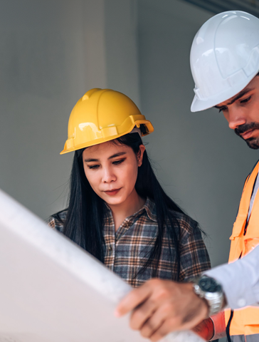 Engenheiros observando planta de uma obra