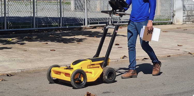 Mapeamento do solo sendo feito com Georadar
