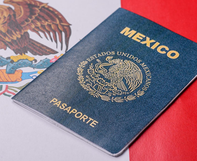 Passaporte mexicano sobre a bandeira do México