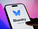 Imagem ilustrativa para Bluesky dispara em popularidade após mudanças de regras no X/Twitter