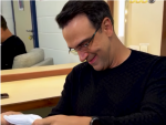 Imagem da notícia Tadeu Schmidt recebe presente de ex-brothers do BBB 25 e se emociona: “Que bonitinho”